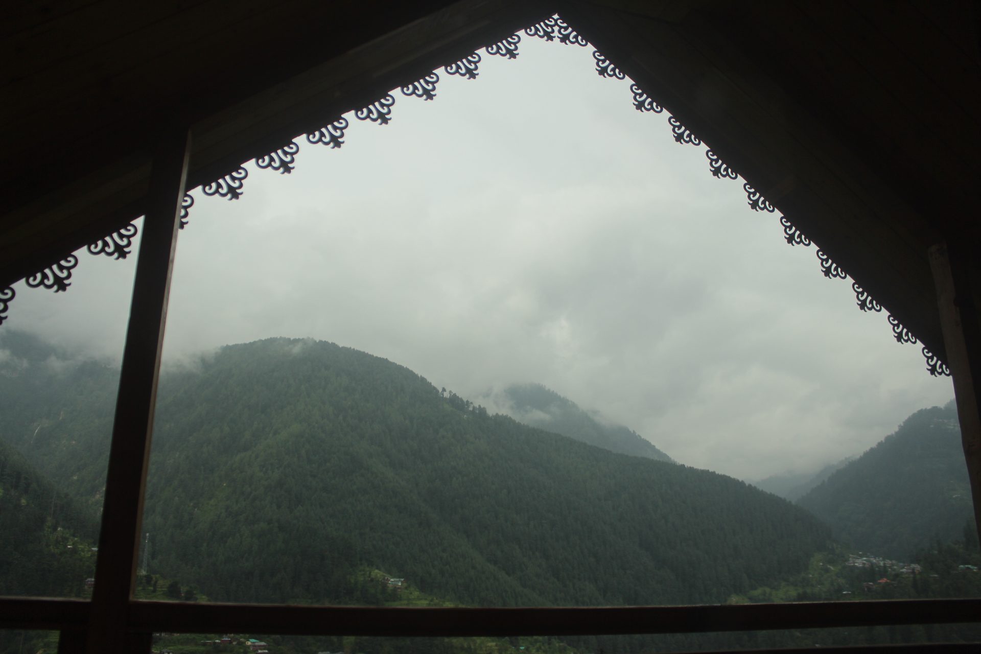 Latoda Wooden Cottage in Jibhi — photo 2 of 19