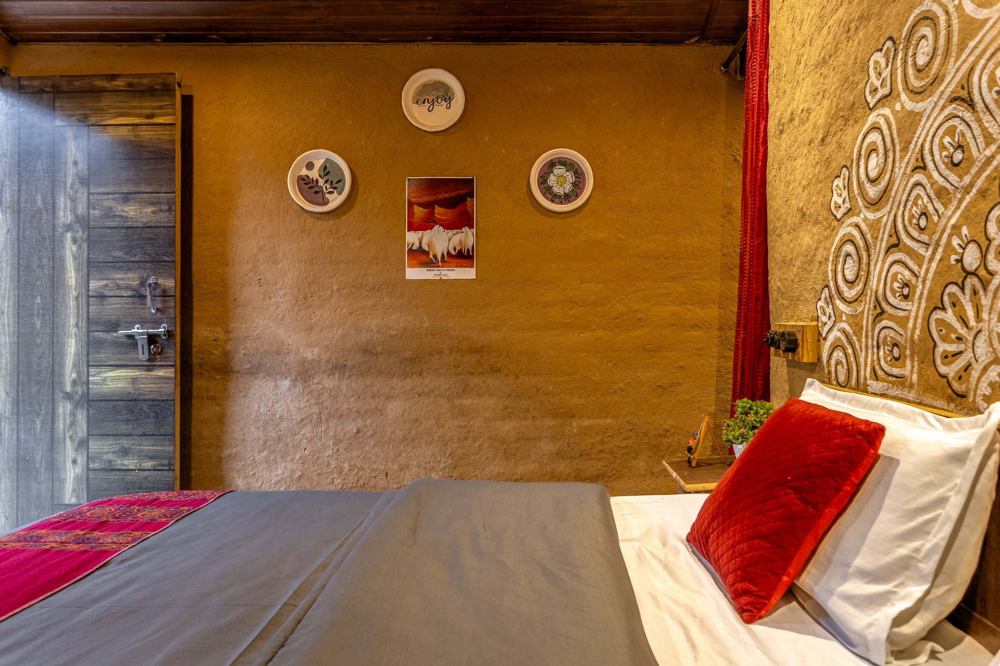 Monkey Mud House & Glamps — photo 13 of 16